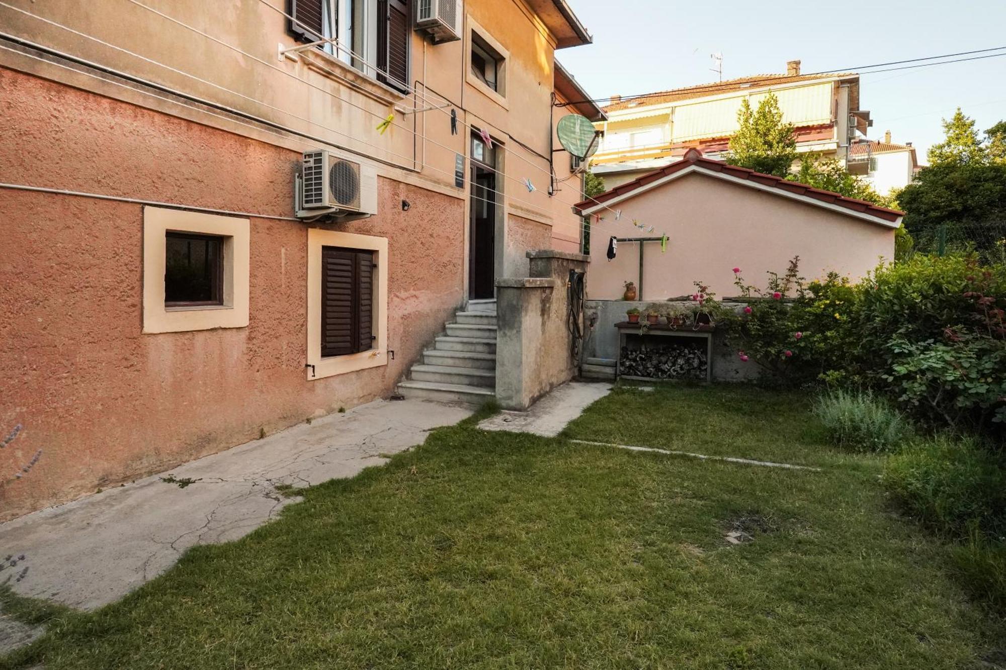 Tranquil Urban Escape Apartment Split Exterior photo